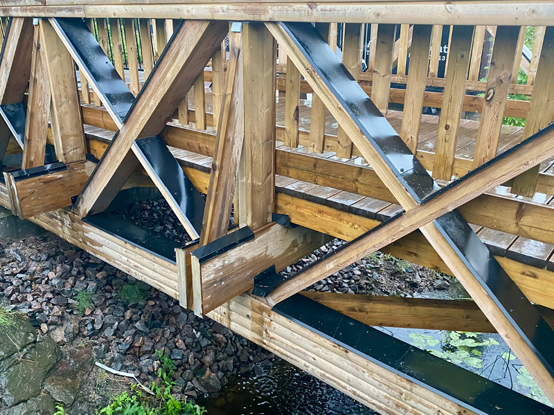 Konstruktive Holzschutzmaßnahmen an einer Holzbrücke durch Blechabdeckungen, Holzart Kiefer